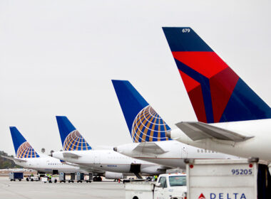 United-Airlines-and-Delta-Airlines.jpg