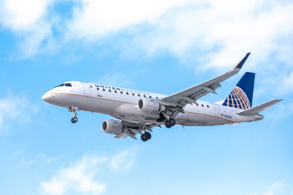 United Express Embraer E175