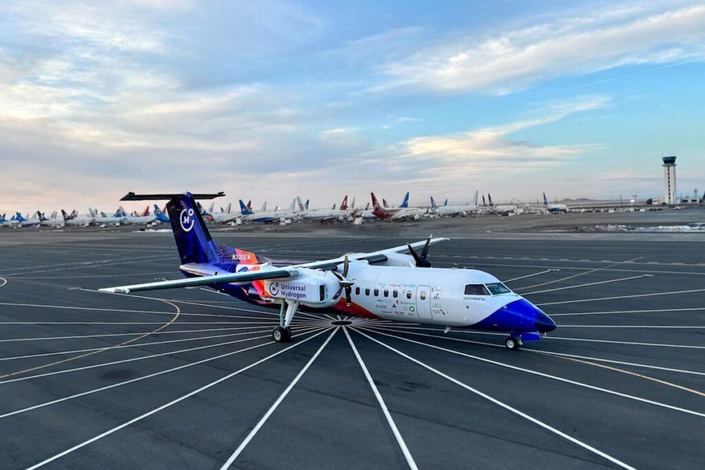 Universal-Hydrogen-De-Havilland-Canada-DHC-8-300-taxiing-1600x1000