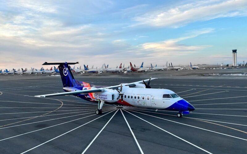 Universal-Hydrogen-De-Havilland-Canada-DHC-8-300-taxiing-1600x1000