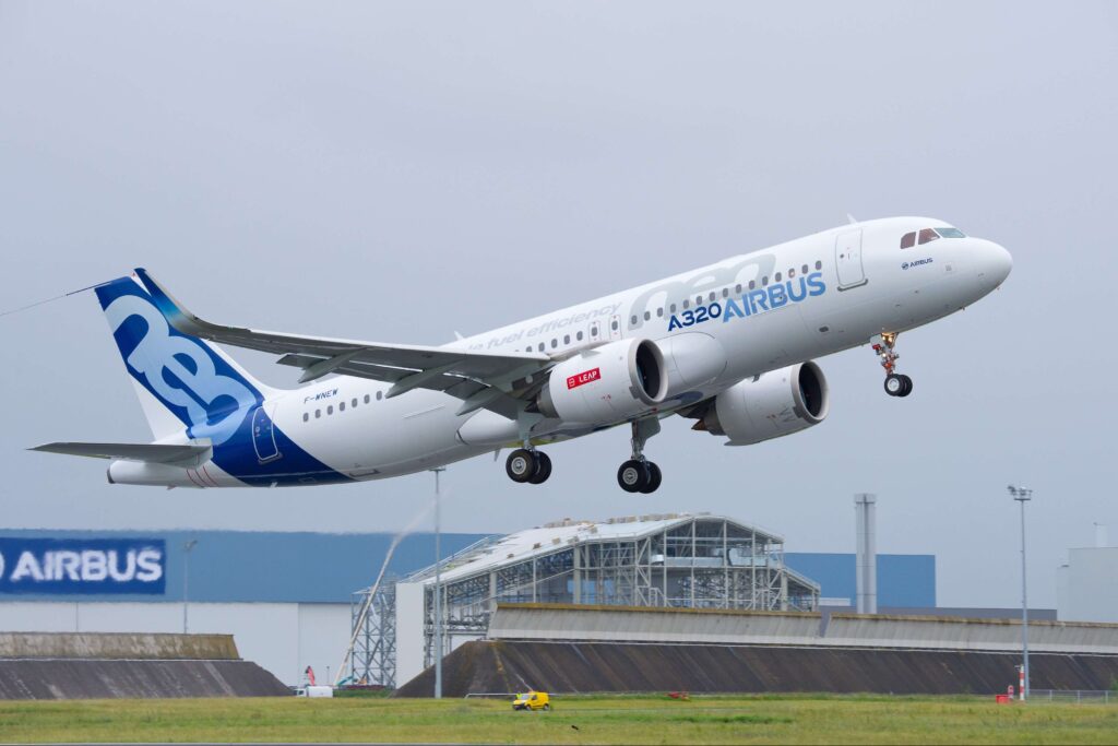 a320neo_airbus_taking_off.jpg