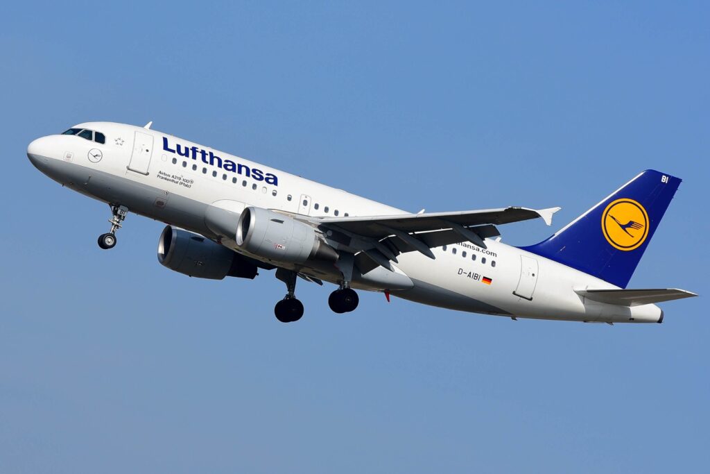 a_lufthansa_airplane.jpg