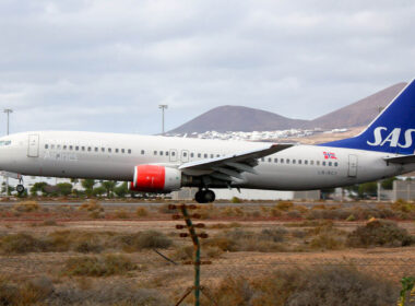 a_scandinavian_airlines_boeing_737-800_1.jpg