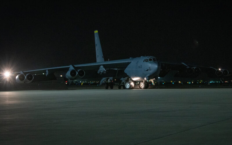 a_usaf_b-52_arrives_in_qatar.jpg