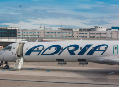 adria_airways_bombardier_crj900_lr_in_vienna_internationl_airport.jpg