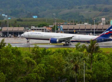 aeroflot boeing 777 landing