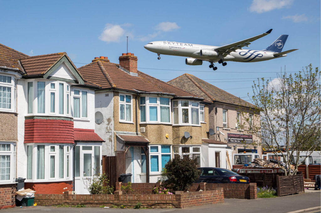 aeroflot_a330_flies_over_houses_as_it_approaches_london_heathrow.jpg