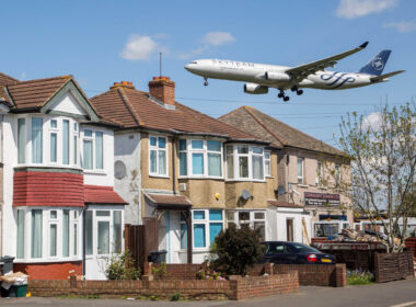 aeroflot_a330_flies_over_houses_as_it_approaches_london_heathrow.jpg