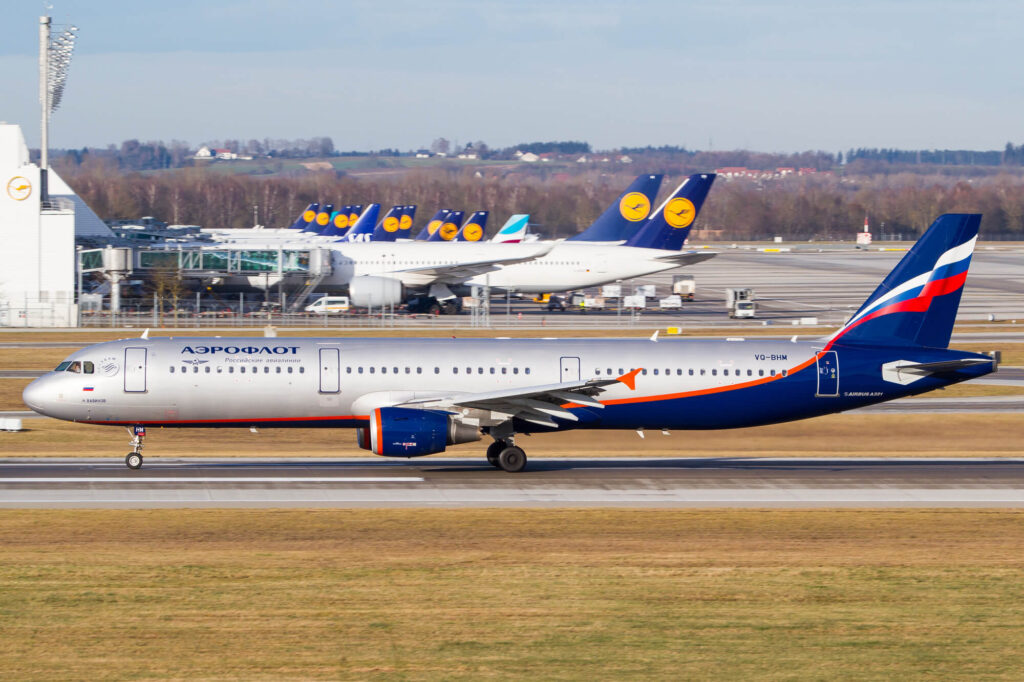 aeroflot_airbus_a321_parked_in_front_of_lufthansa_aircraft.jpg