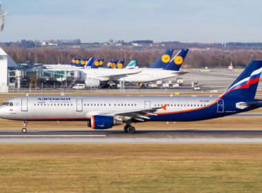 aeroflot_airbus_a321_parked_in_front_of_lufthansa_aircraft.jpg