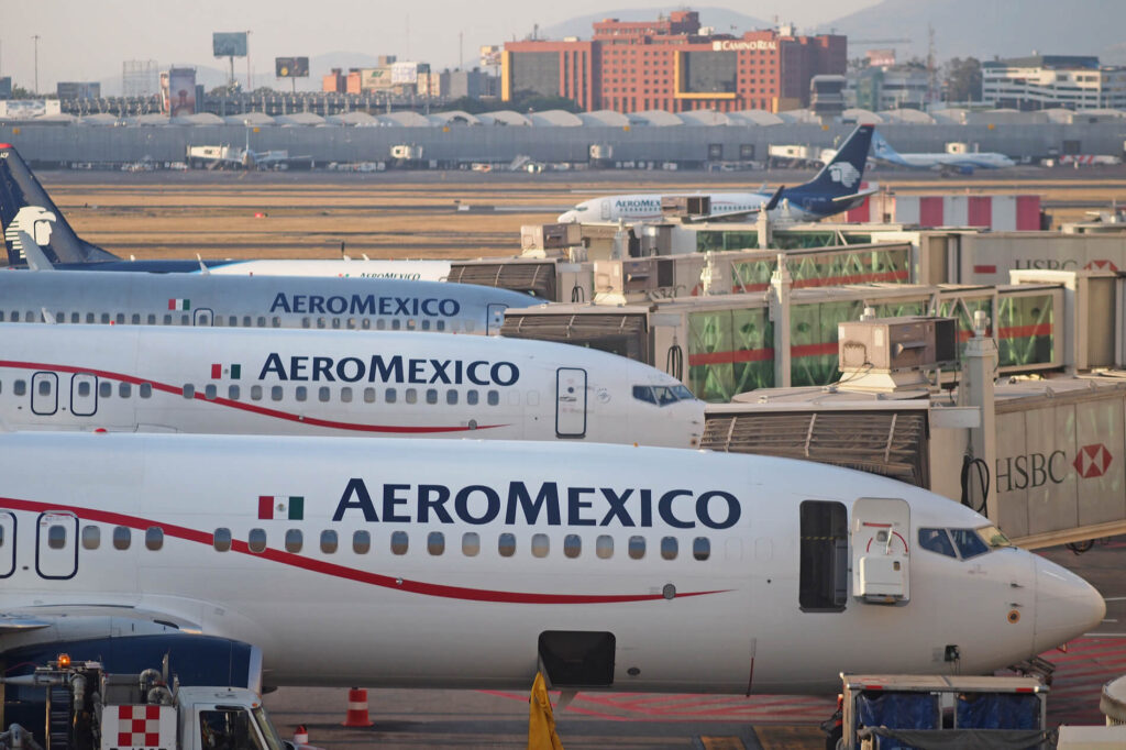 aeromexico_boeing_737s_at_mexico_city_airport.jpg