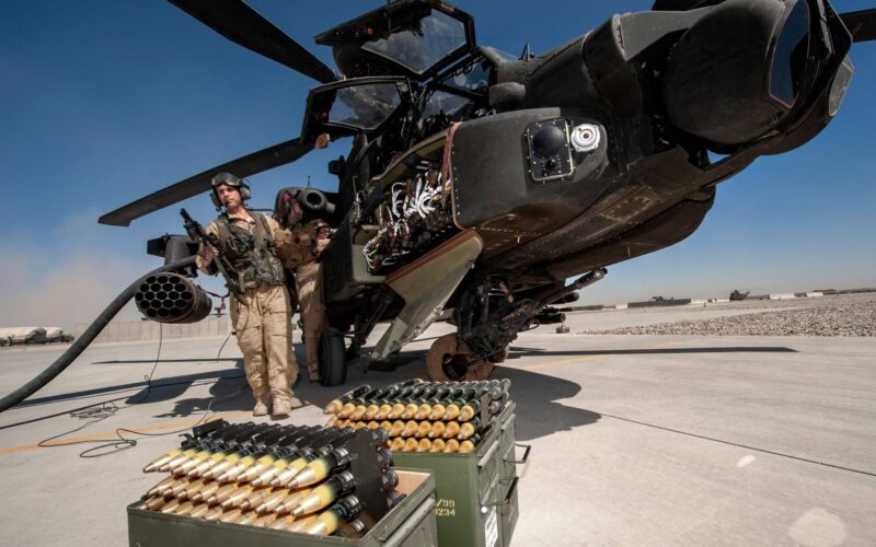 ah-64_rearming_and_refueling.jpg