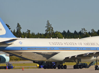 air_force_one_vc-25a_at_stockholm_arlanda_airport_in_sweden.jpg