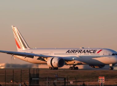 air_france_boeing_787-9_dreamliner_f-hrbi_landing_at_charles_de_gaulle_airport..jpg