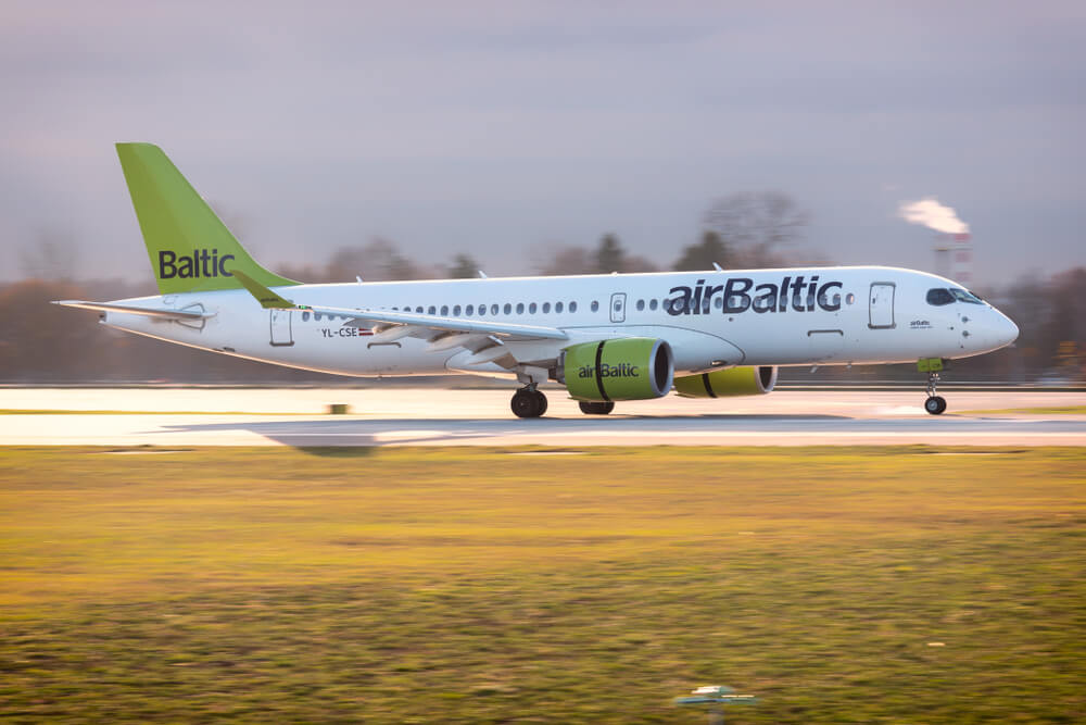 airbaltic_airbus_a220-300_yl-cse_landing_at_moscow_sheremetyevo_international_airport-1.jpg