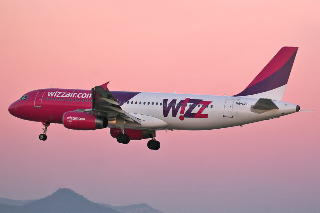 airbus_a320-233_wizz_air_ha-lpe_8399569664-1.jpg