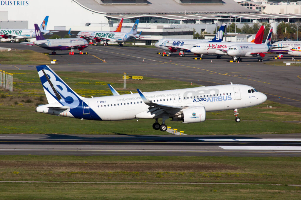 airbus_a320neo_landing_after_its_test_flight_in_toulouse_blagnac_airport_tls.jpg