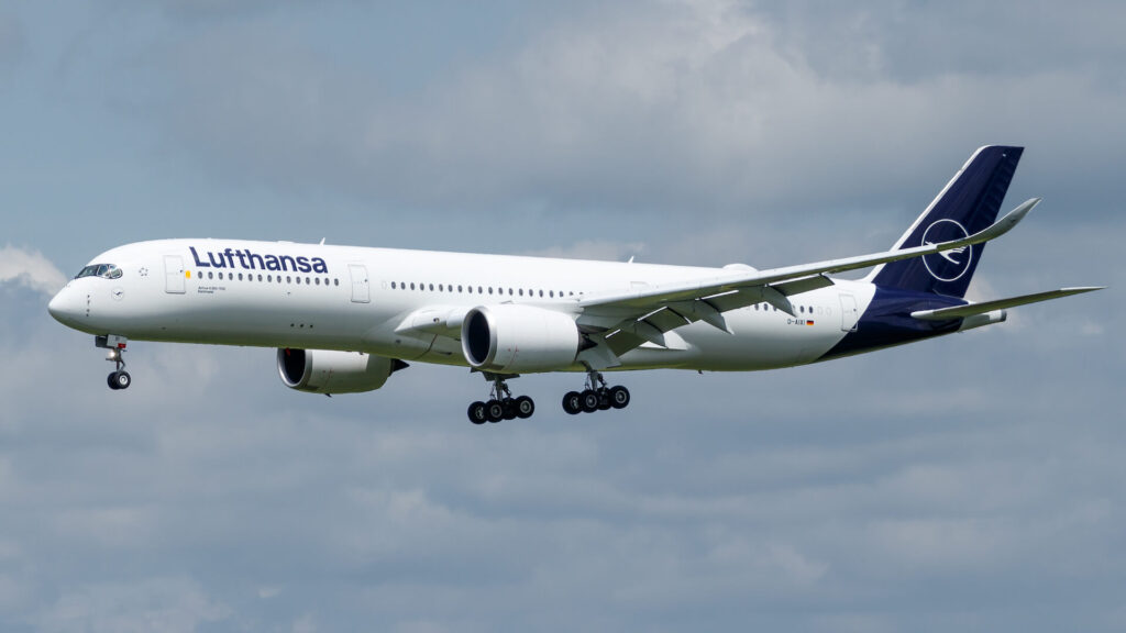 airbus_a350_of_lufthansa_at_munich_airport.jpg