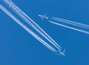 airbus_a380_and_boeing_747_flying_close-by_in_the_sky.jpg