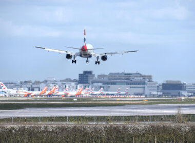 aircraft_comes_in_to_land_at_gatwick.jpg