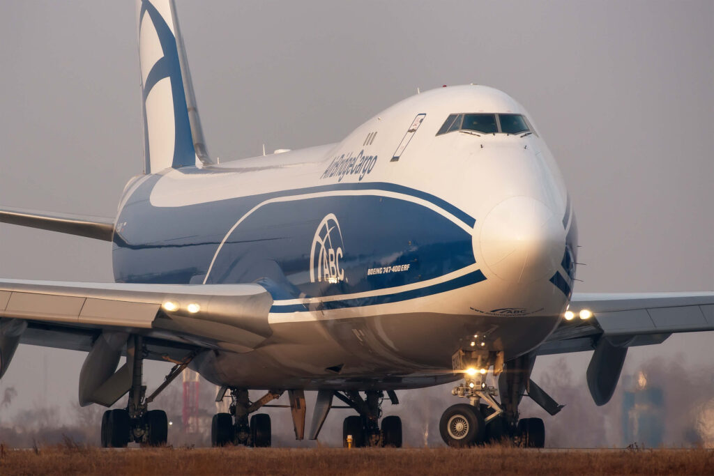 airlplane-boeing-747-400-taxiing-auerotime-news.jpg