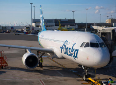 alaska_airlines_airbus_a320_at_seattle_international_airport_sea.jpg