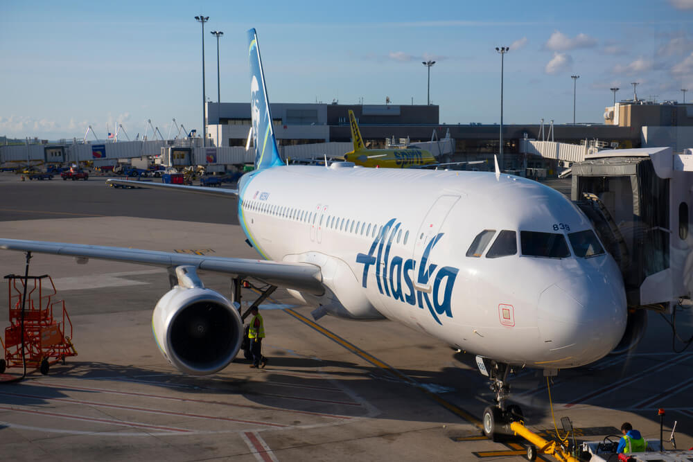 alaska_airlines_airbus_a320_at_seattle_international_airport_sea.jpg