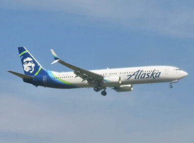 alaska_airlines_boeing_737-990er_n434as_approaching_newark_liberty_international_airport.jpg