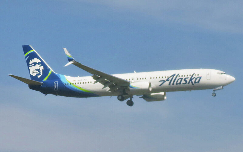 alaska_airlines_boeing_737-990er_n434as_approaching_newark_liberty_international_airport.jpg