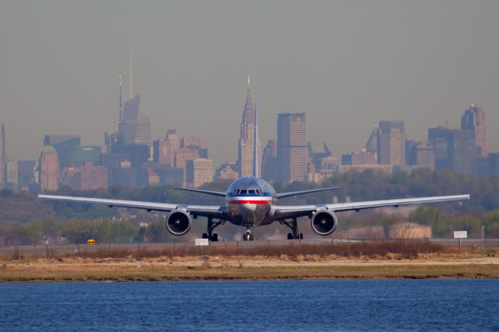 american_airline_lining_up_on_jfk_runway_in_new_york.jpg