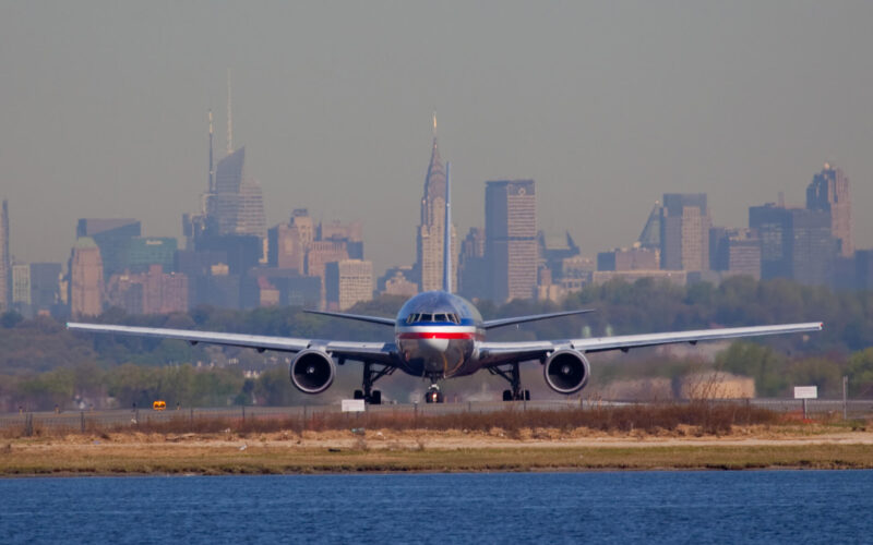 american_airline_lining_up_on_jfk_runway_in_new_york.jpg