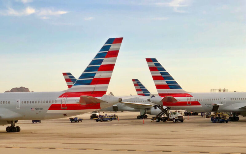 american_airlines_aircraft_at_pheonix_international_airport_phx-2.jpg