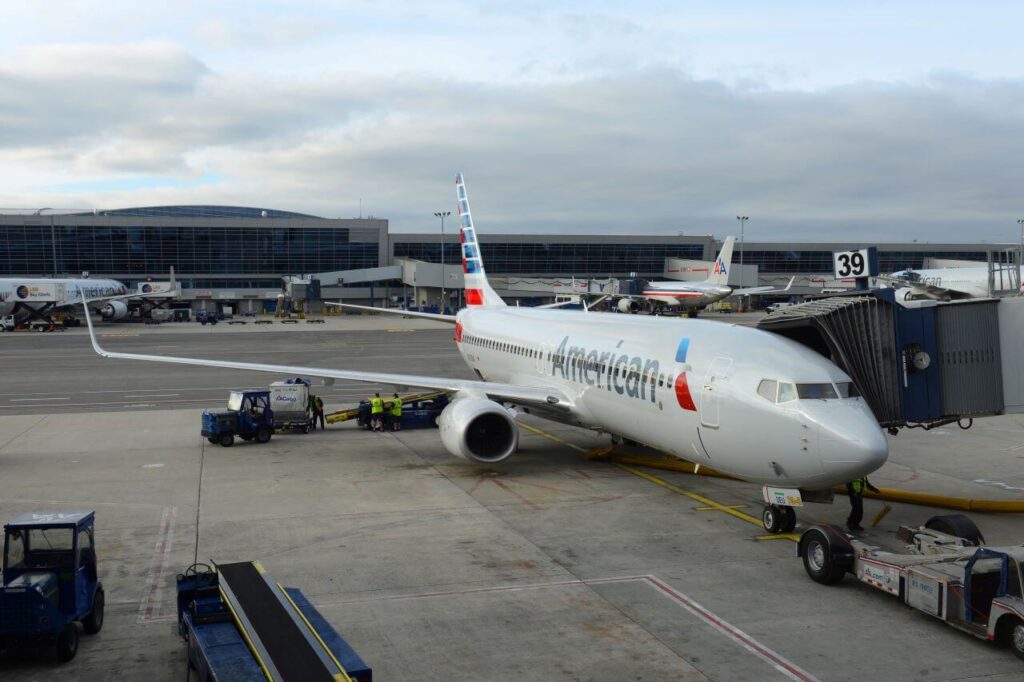 american_airlines_boeing_737-800.jpg