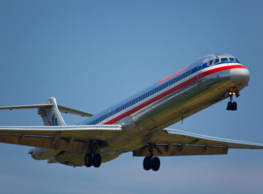 american_airlines_md-80_mad_dog_approaching_washington_ronald_reagan_international_airport.jpg