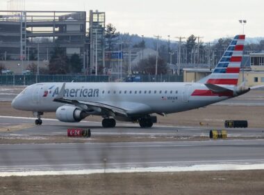 an_american_airlines_embraer_e190_taxiing_to_the_terminal.jpg