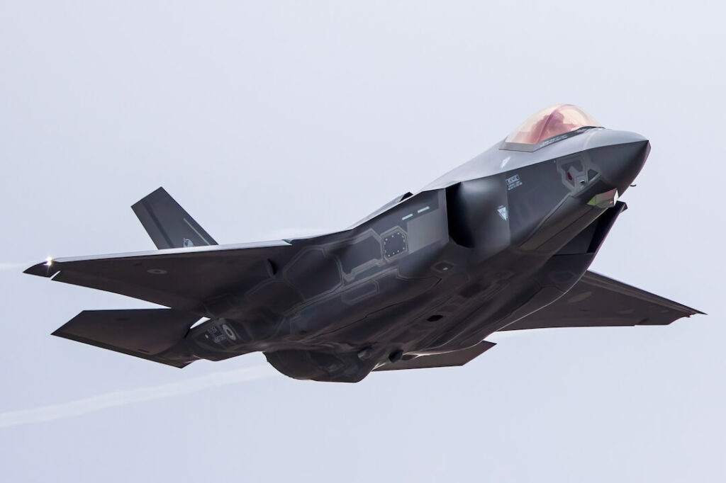 an_asdf_f35a_makes_an_emergency_landing_at_hakodate.jpg