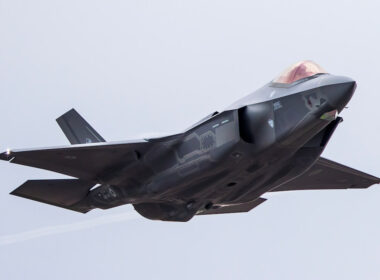 an_asdf_f35a_makes_an_emergency_landing_at_hakodate.jpg