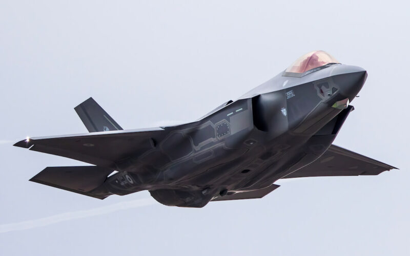 an_asdf_f35a_makes_an_emergency_landing_at_hakodate.jpg