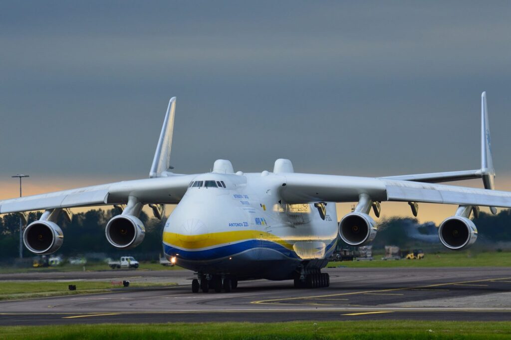 antonov_an-225_mriya_arriving_at_raf_brize_norton.jpg