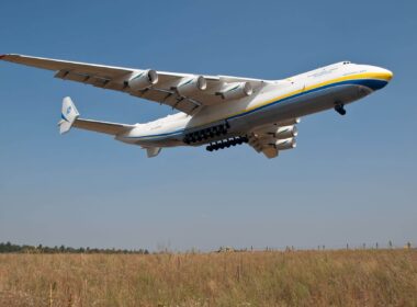 antonov_an-225_mriya_landing_at_gostomel-1.jpeg