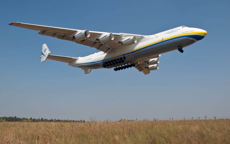 antonov_an-225_mriya_landing_at_gostomel-1.jpeg