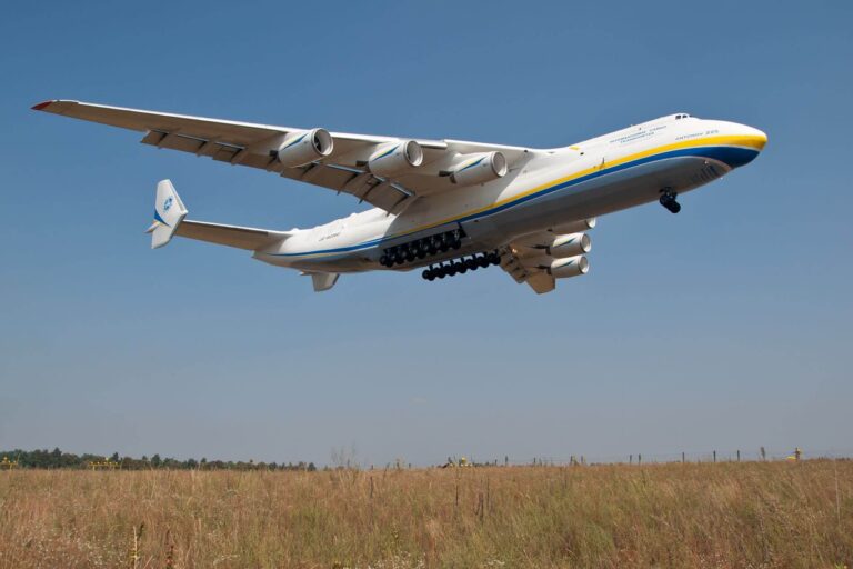 antonov_an-225_mriya_landing_at_gostomel.jpeg