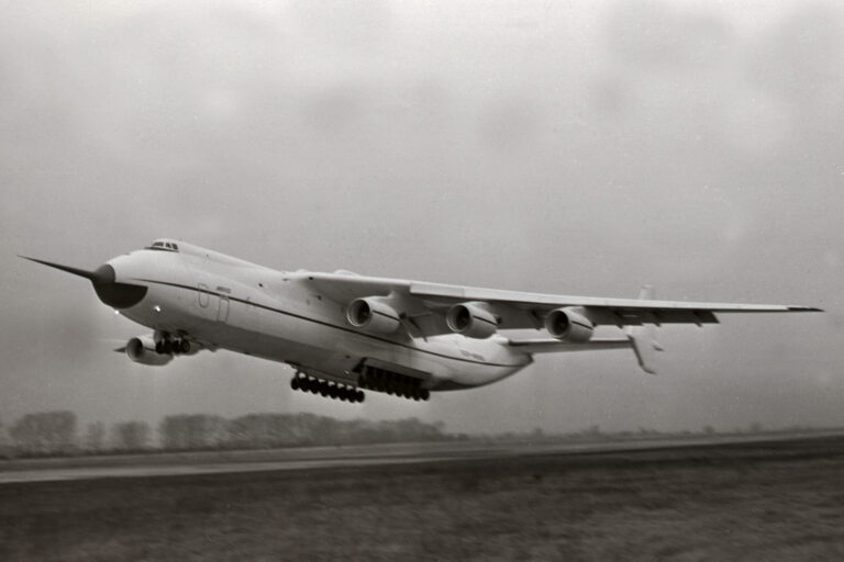 antonov_an-225_taking_off_for_the_first_time.jpg