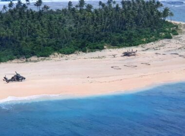 australian_defence_force_helicopter_rescue_stranded_mariners.jpg