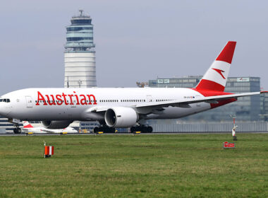 austrian_airlines_boeing_777-200_landing_at_vienna_airport_vie.jpg