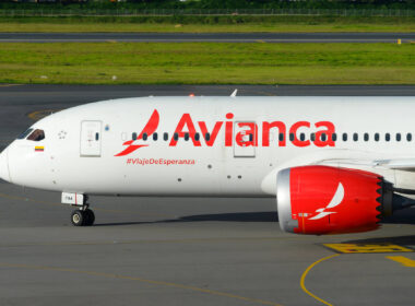 avianca_boeing_787_dreamliner_taxiing.jpg