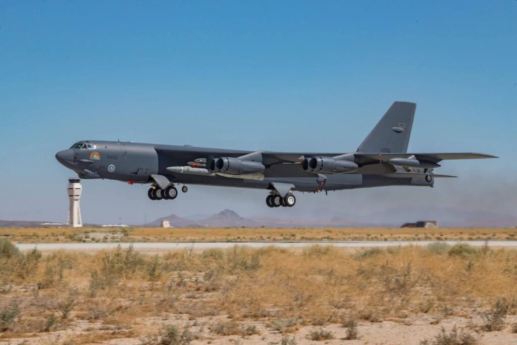 b-52_carrying_arrw.jpg