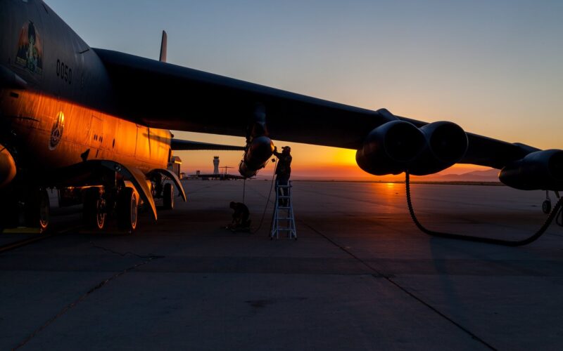 b-52_fitted_with_an_arrw_hypersonic_missile.jpg