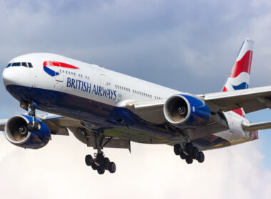 ba_aircraft_windshield_cracks_after_ice_hits_it_midair.jpg