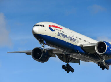 ba_boeing_777_on_final_approach_to_london_heathrow.jpg